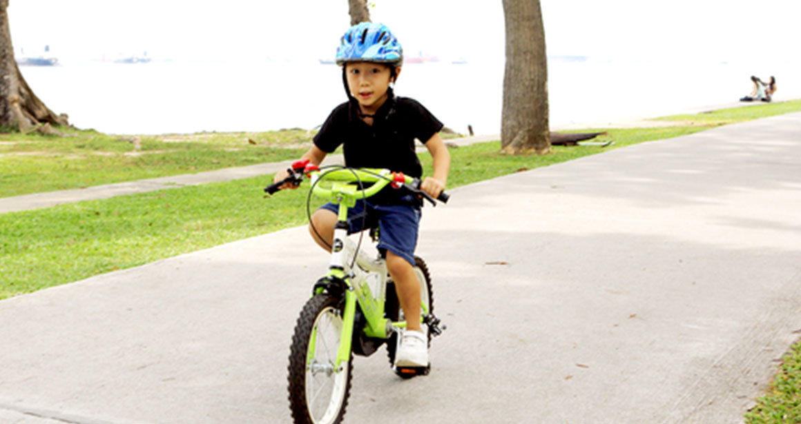 運動が苦手な両親。先生が色々教えてくれるので助かっています。